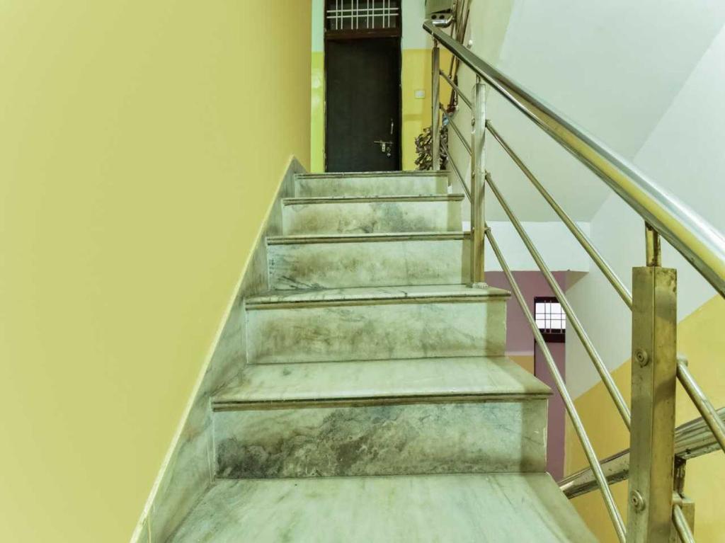 un conjunto de escaleras en un edificio en Flagship Stay Inn en Kota