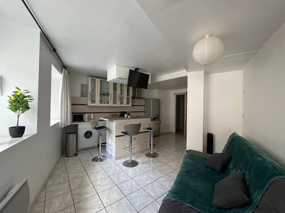 Η κουζίνα ή μικρή κουζίνα στο Appartement au cœur de La Garde Adhémar