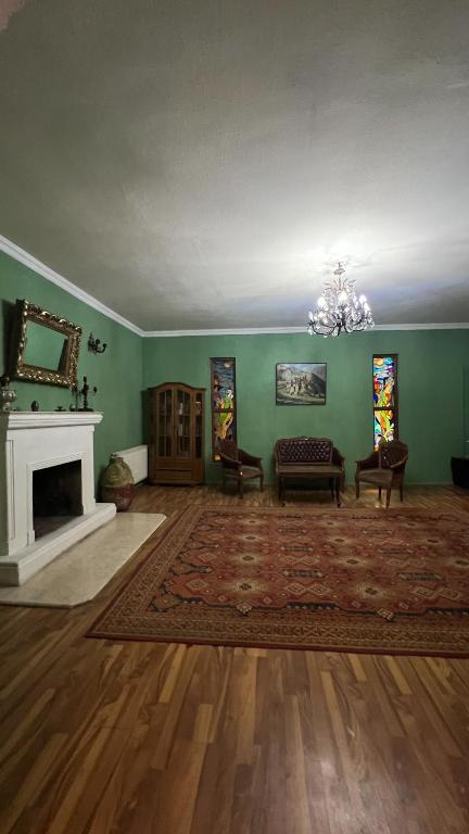 sala de estar con chimenea y lámpara de araña en DzveliUbani, en Tiflis
