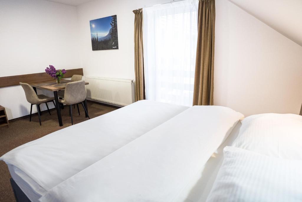 Postel nebo postele na pokoji v ubytování Apartmány Banff