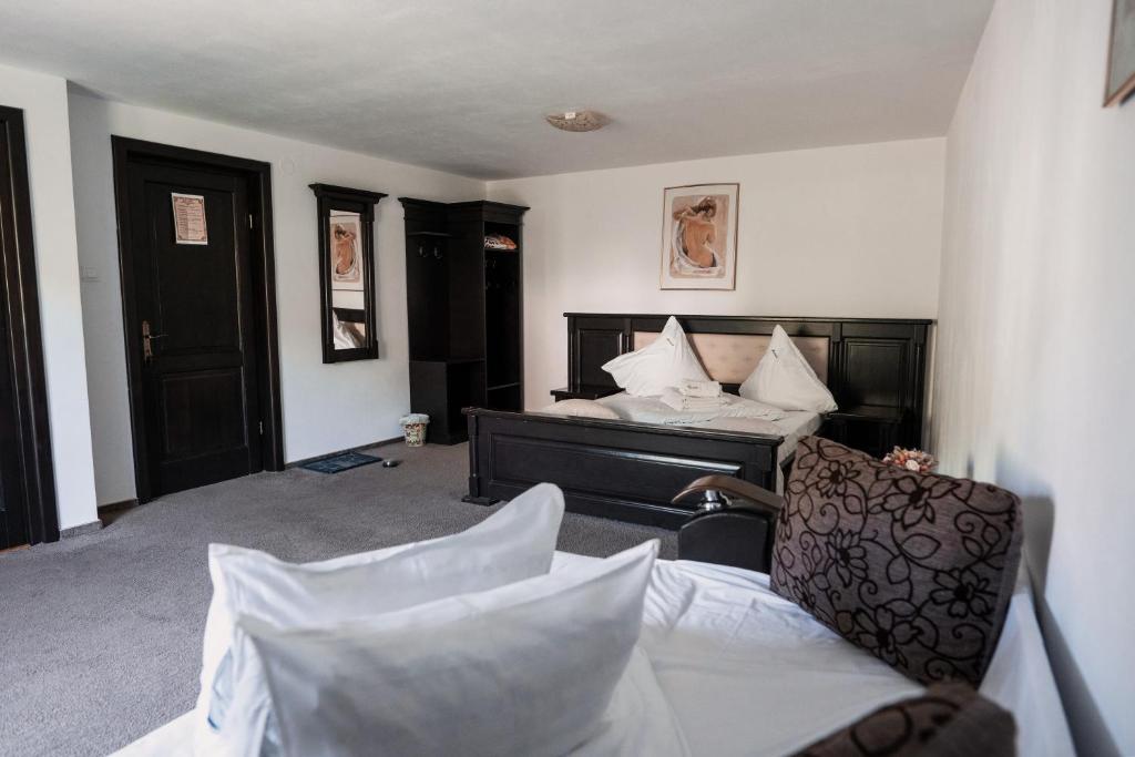 Ένα ή περισσότερα κρεβάτια σε δωμάτιο στο Pensiunea Maidali