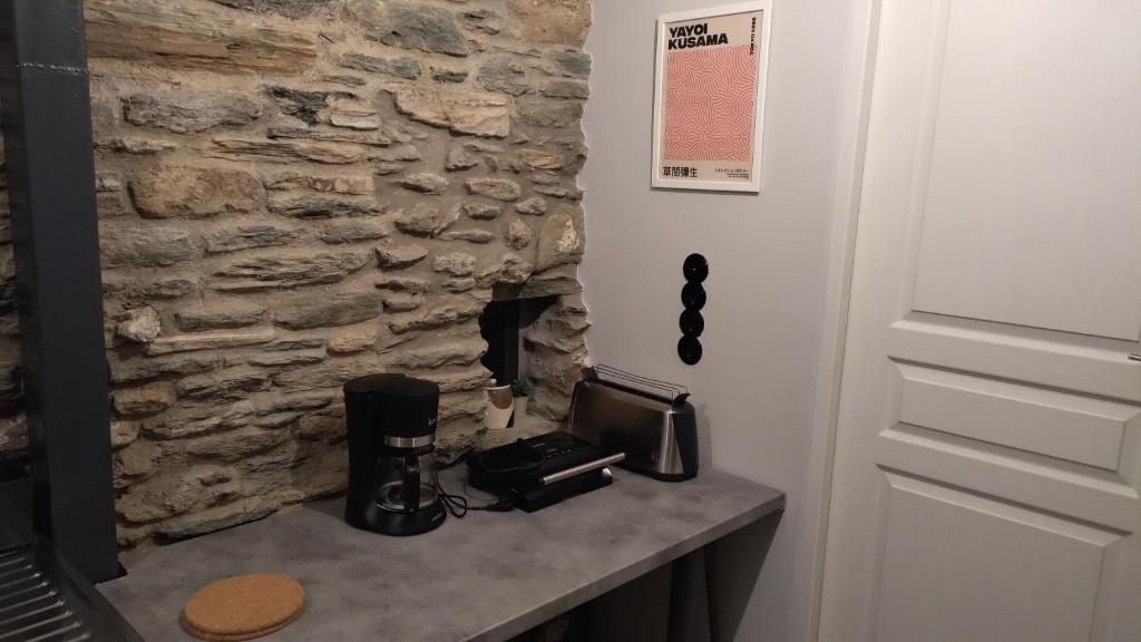 AegeanDeepBlue2 في Apróvaton: غرفة بحائط حجري بجانب باب