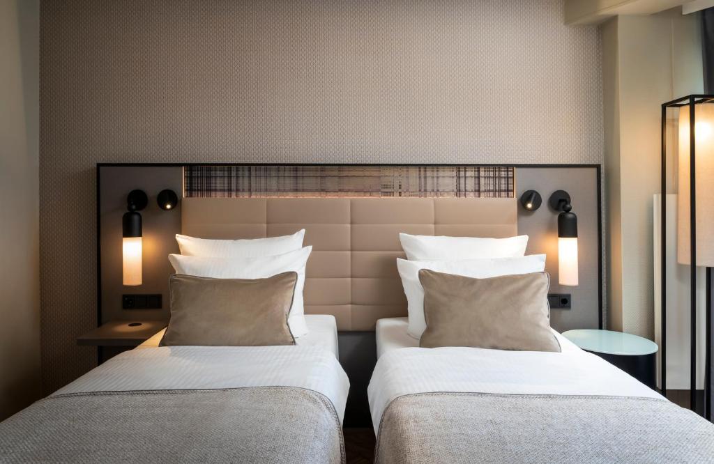 Postel nebo postele na pokoji v ubytování Leonardo Royal Hotel Frankfurt