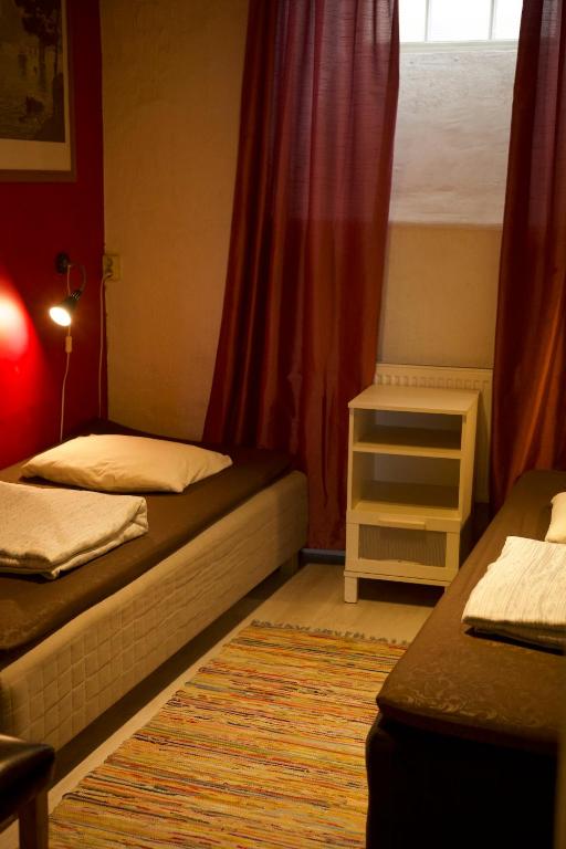 Habitación pequeña con 2 camas y ventana en Gamla stans Hostel, en Estocolmo