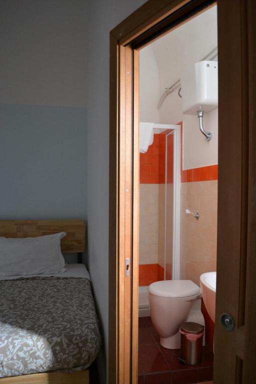 ein Bad mit einem Bett, einem WC und einem Waschbecken in der Unterkunft Il Teatro Rooms in Catania