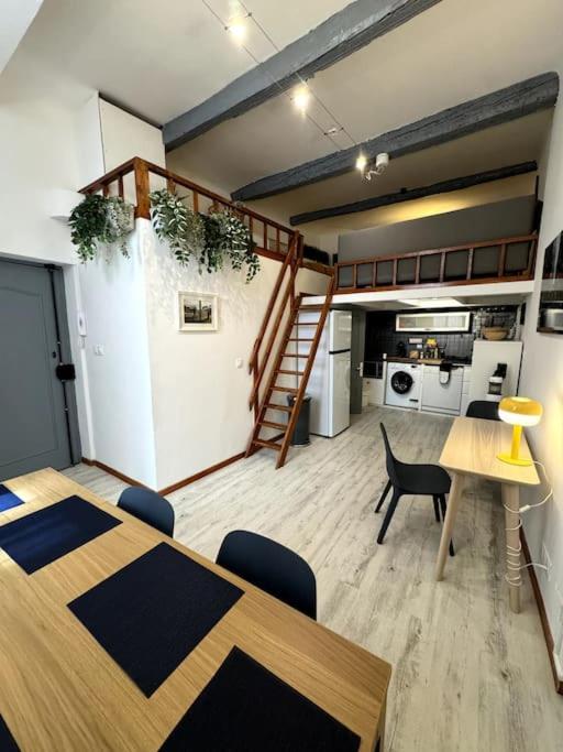 une chambre avec une table à manger et une cuisine dans l'établissement Appart au cœur du centre-ville, à Aix-en-Provence