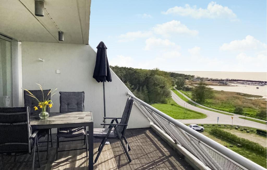 balcón con mesa, sillas y vistas al océano en Nice Apartment In Visby With Wifi, en Visby