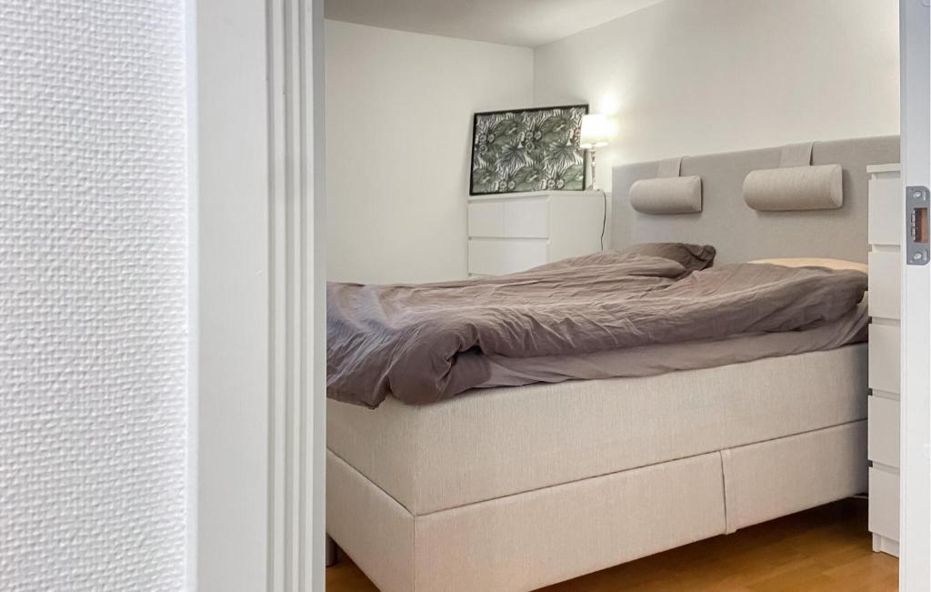 Postel nebo postele na pokoji v ubytování 2 Bedroom Awesome Apartment In Visby