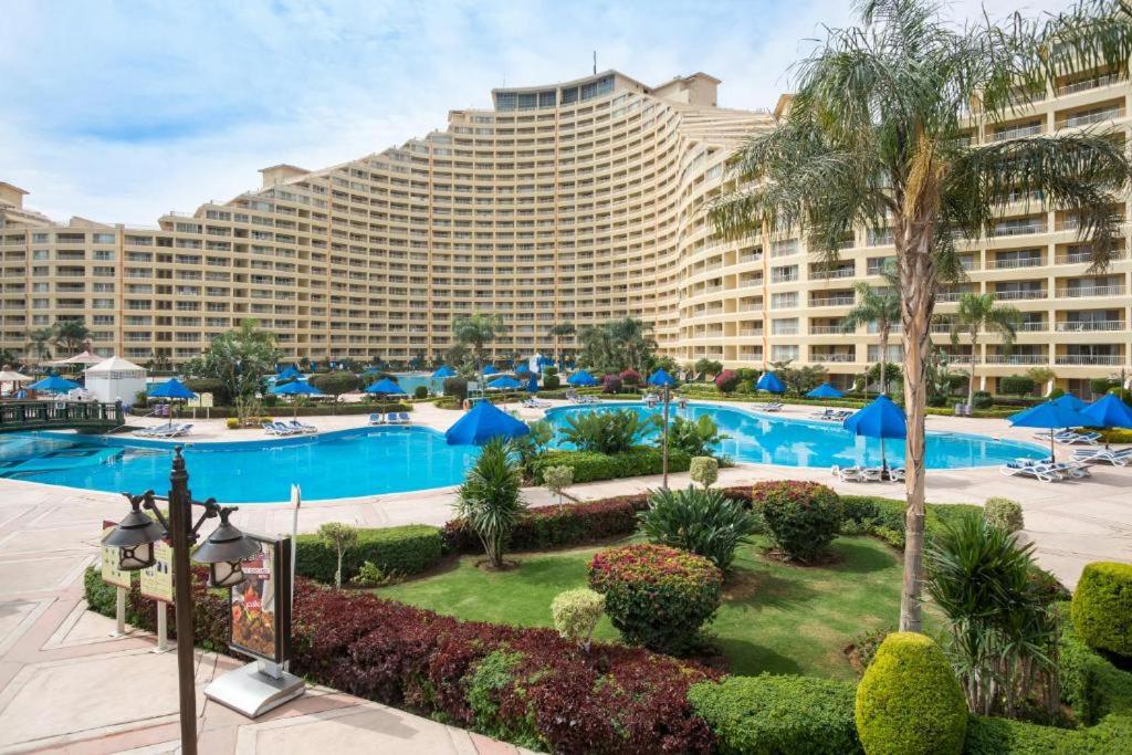 um grande hotel com uma grande piscina e um resort em Porto Sokhna Resort em Ain Sokhna