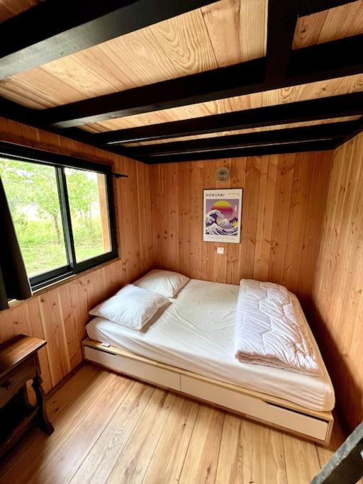 Postel nebo postele na pokoji v ubytování Camping la Kahute - Tiny House au coeur de la fôret