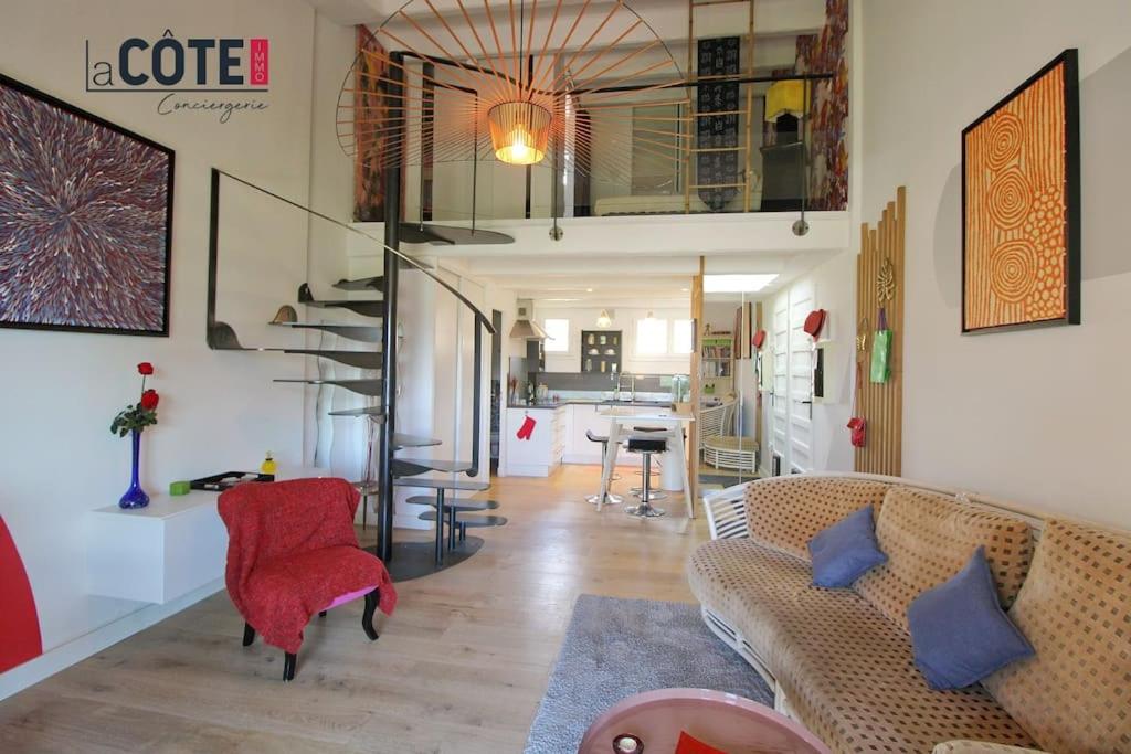 un salon avec un canapé et une salle à manger dans l'établissement Amphore bis, à Sausset-les-Pins