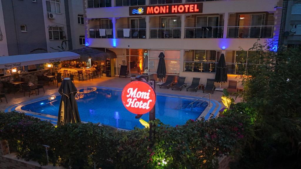 Bazén v ubytování Moni Hotel nebo v jeho okolí