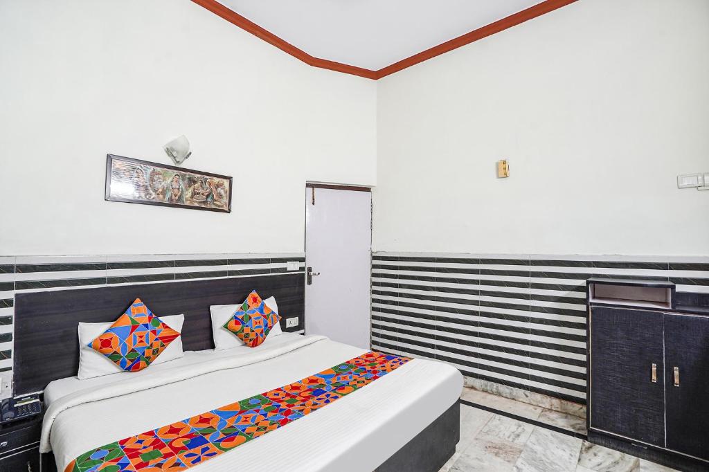1 Schlafzimmer mit 2 Betten in einem Zimmer in der Unterkunft FabHotel Sarwan in Agra
