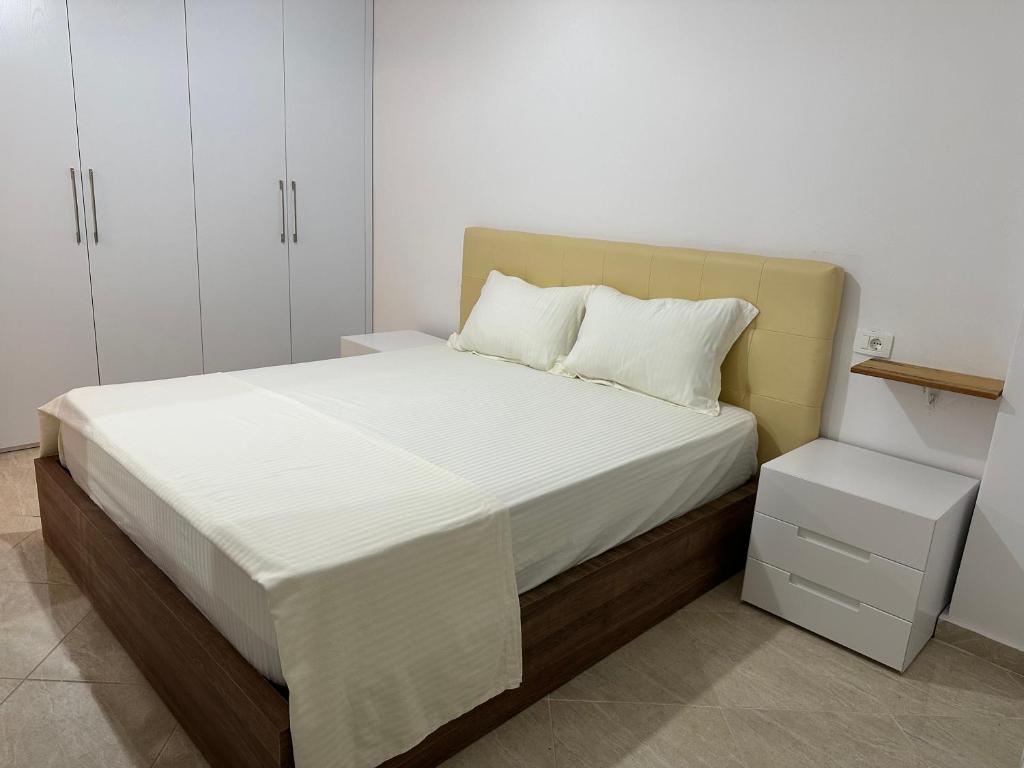een slaapkamer met een groot bed en witte kasten bij Apartament 1+1 in Yrsheku