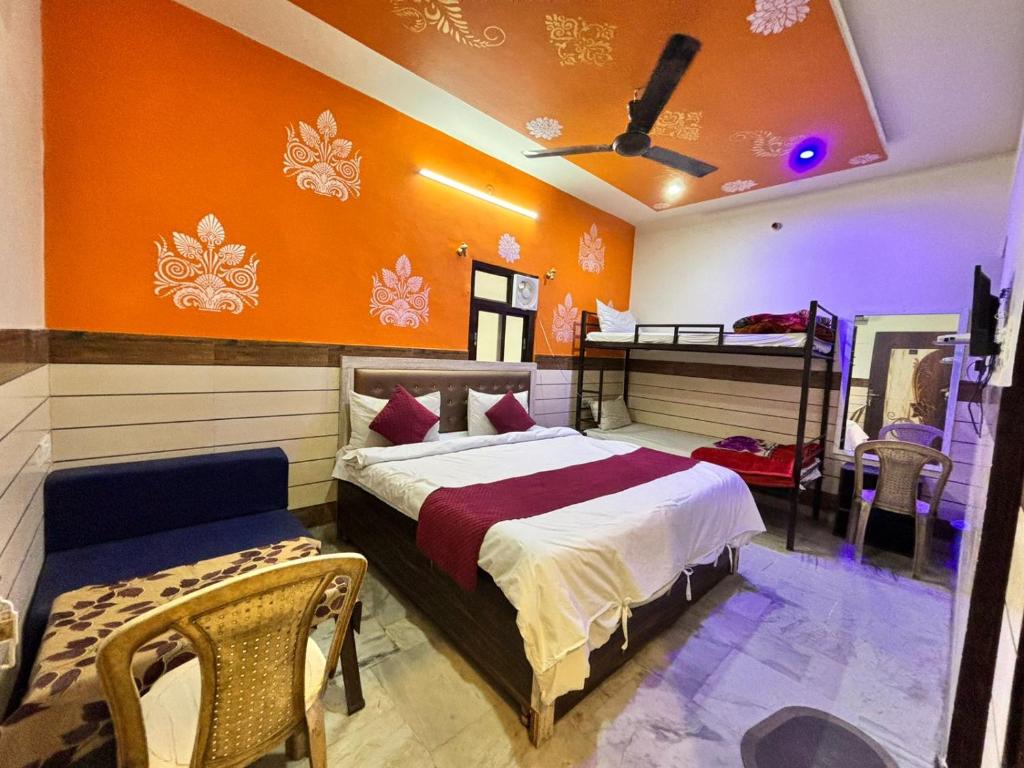 een slaapkamer met een bed en een tafel en stoelen bij Hotel Royal Pinkcity in Jaipur