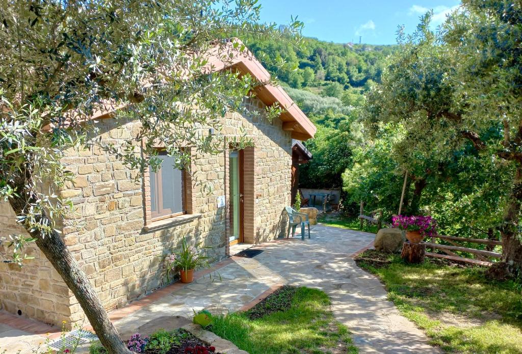 een stenen huis met een pad naast een gebouw bij Villa Nigro in Laureana Cilento