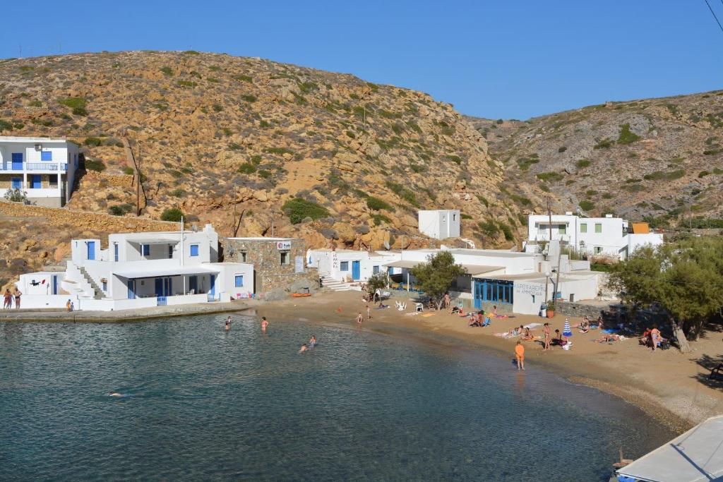 un grupo de personas nadando en el agua en una playa en Klados Studios & Apartments, en Cherronisos