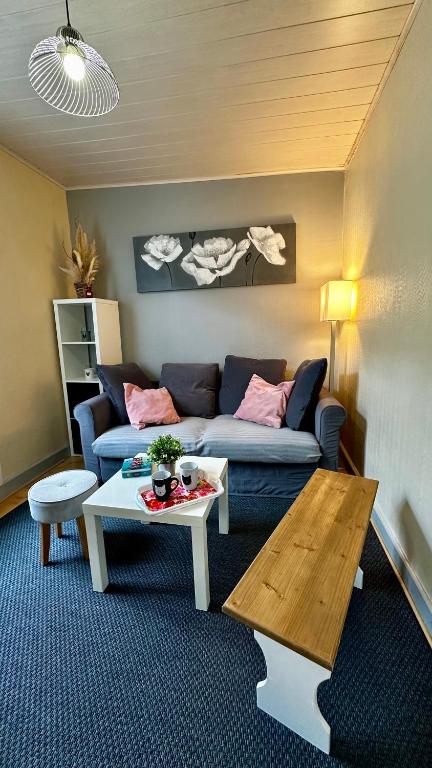 un salon avec un canapé et une table dans l'établissement Le Buisson, à Le Mont-Dore