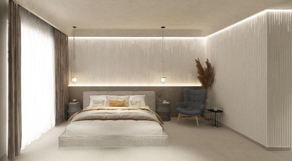 una camera con letto e sedia blu di Core Hotel a Polykhrono