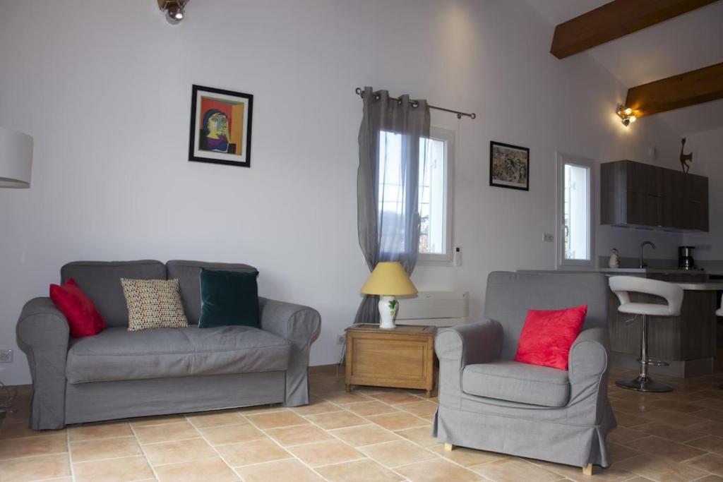 una sala de estar con un sofá y una silla en T3 coeur de Sanary - 100m du port, en Sanary-sur-Mer