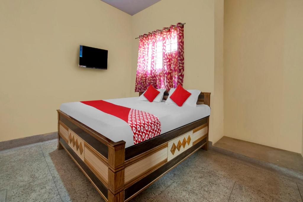 Un pat sau paturi într-o cameră la OYO Flagship Hotel Sweet And Soul
