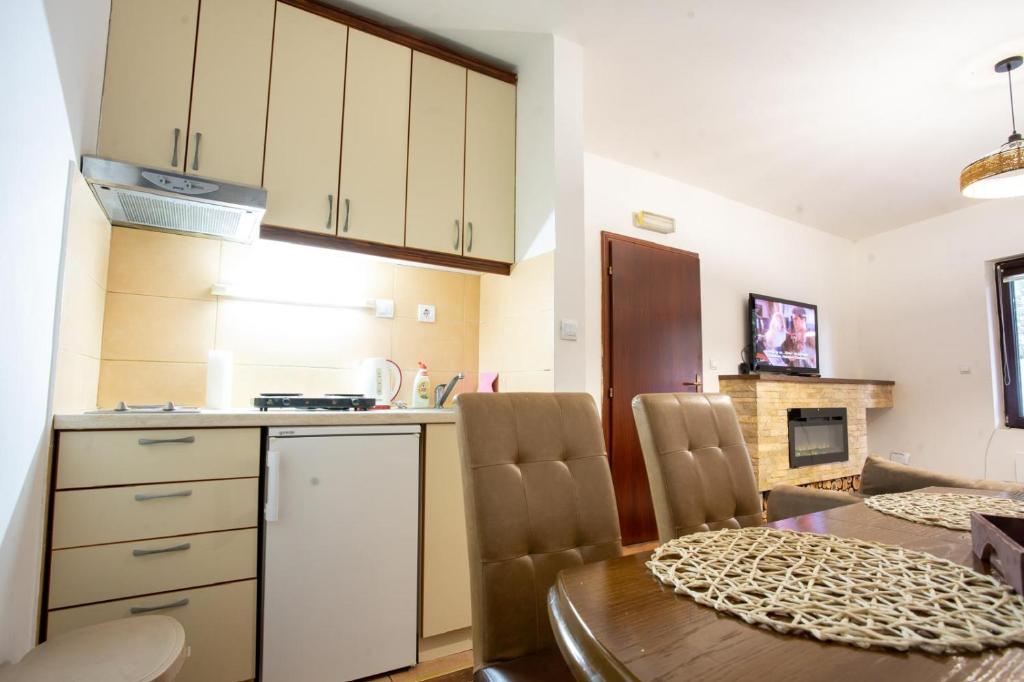 Una cocina o cocineta en Šumska kuća Divčibare