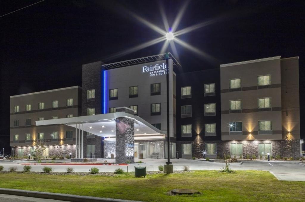 szpital w nocy z budynkiem w obiekcie Fairfield Inn & Suites Monahans w mieście Monahans
