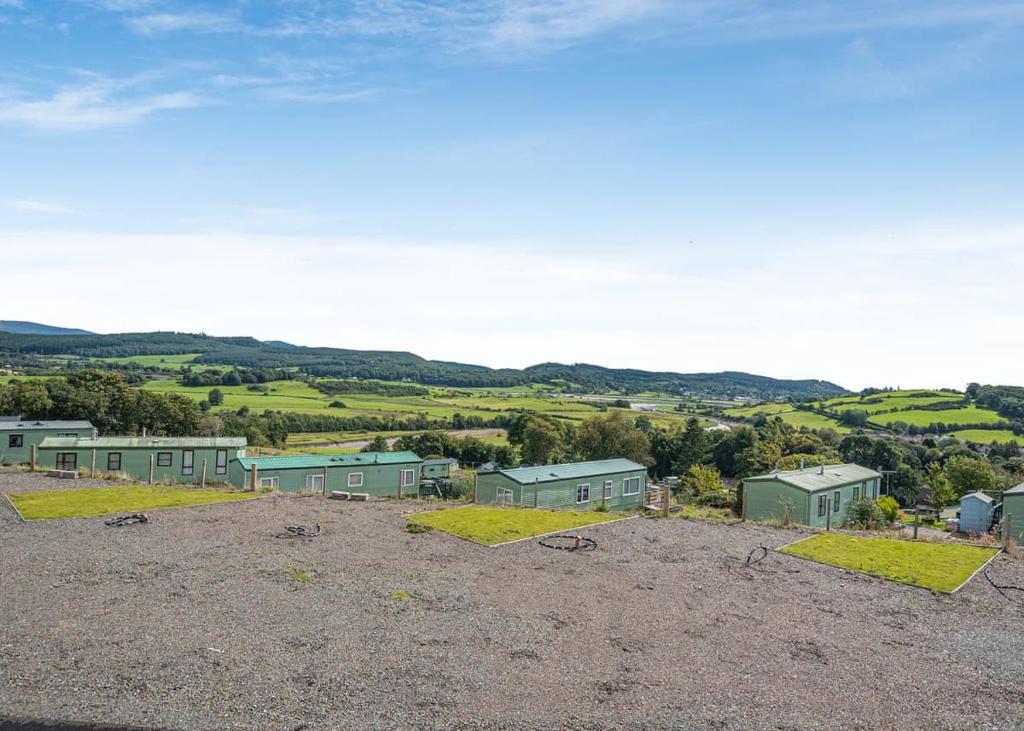 una vista aerea di un cortile con case di Kippford View Holiday Park a Castle Douglas