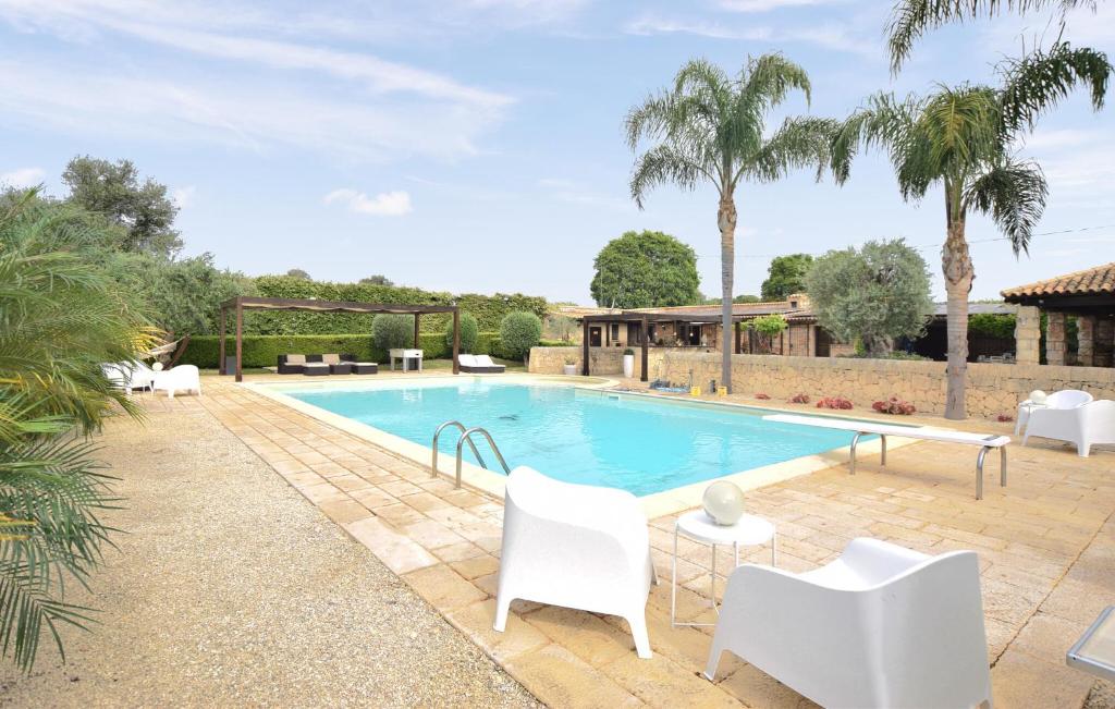 Πισίνα στο ή κοντά στο Cozy Home In Siracusa With Kitchen