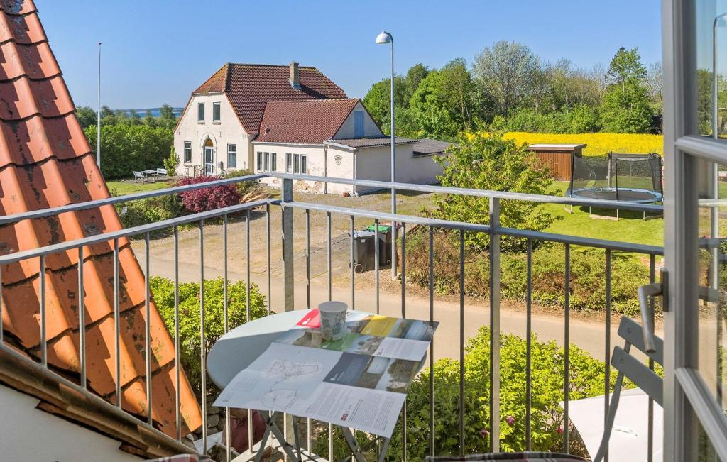 balcón con mesa y vistas a una casa en Cozy Home In Haderslev With Kitchen, en Haderslev