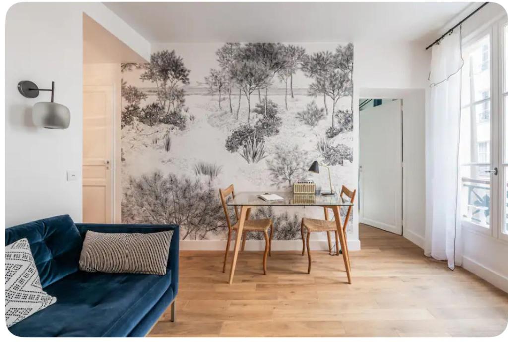 une salle à manger avec une table et des chaises dans l'établissement Charmant appartement proche du Musée Picasso, à Paris