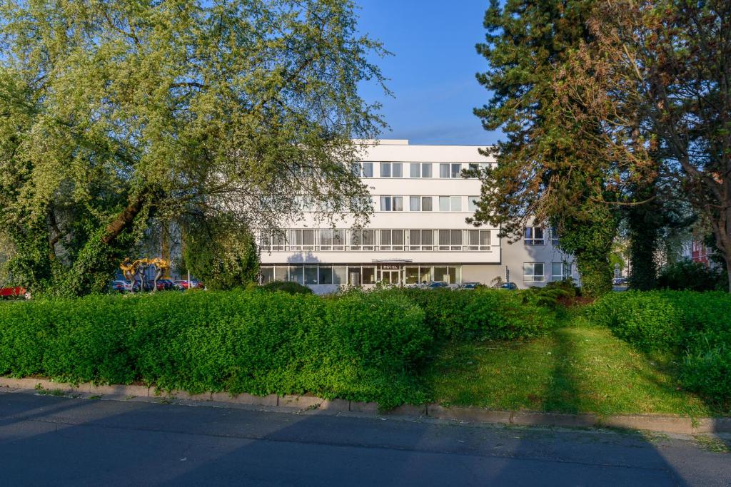 ein großes weißes Gebäude vor einer Straße in der Unterkunft Hotel Steiger in Krnov