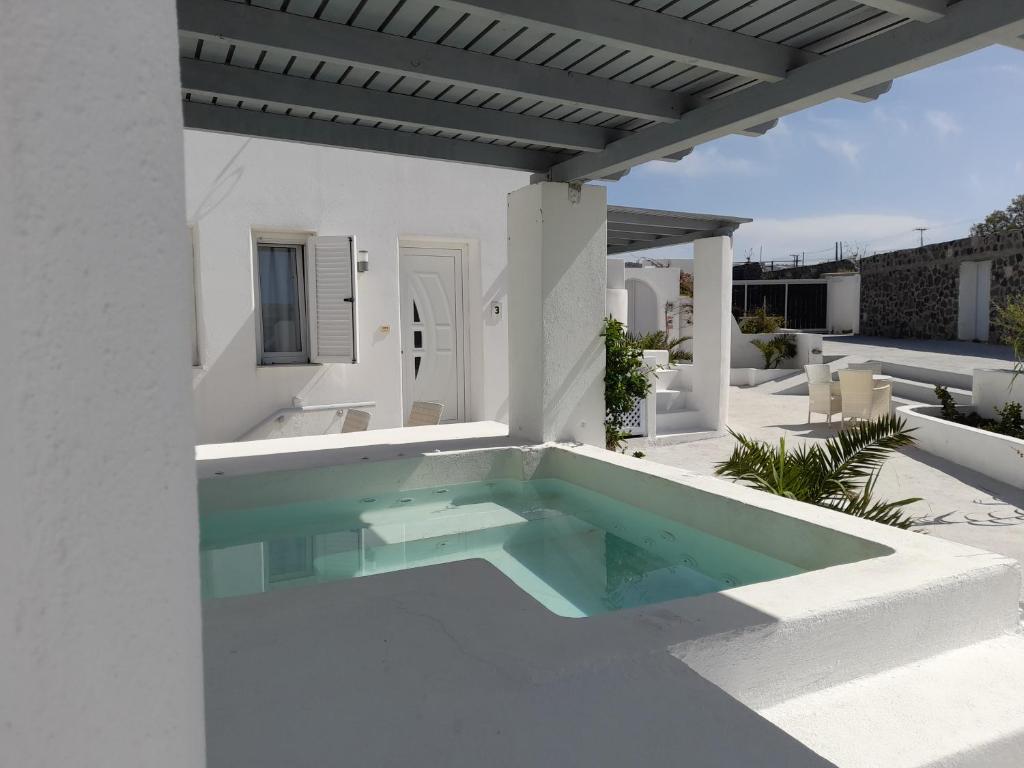 basen w środku białego domu w obiekcie Sea paradise villas - Seaside & private jacuzzi w mieście Oia