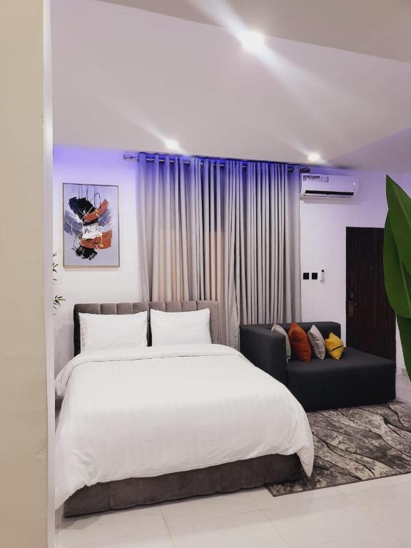Postel nebo postele na pokoji v ubytování Stylish Modern Studio Apartment Banana Island Ikoyi