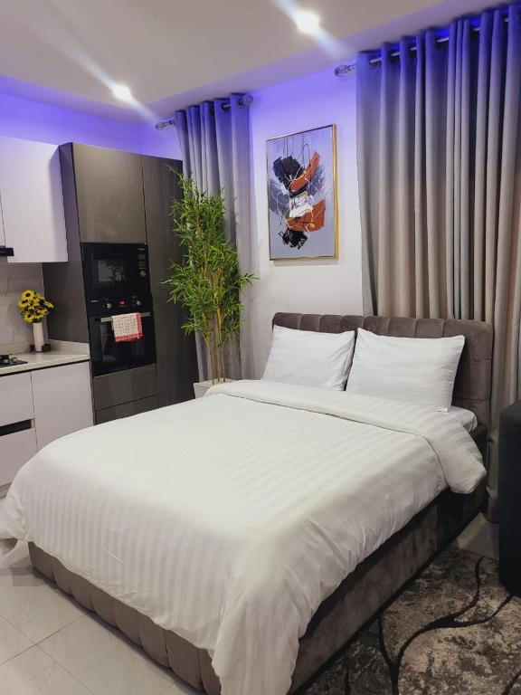 Postel nebo postele na pokoji v ubytování Stylish Modern Studio Apartment Banana Island Ikoyi