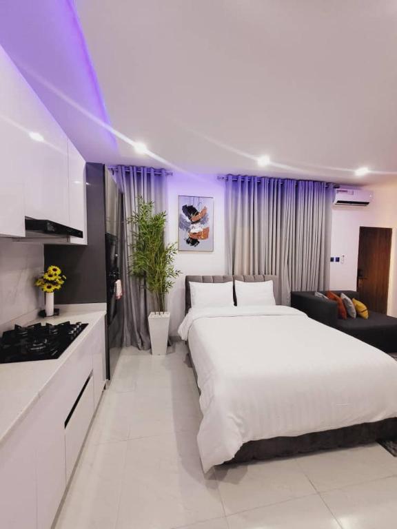 Postel nebo postele na pokoji v ubytování Stylish Modern Studio Apartment Banana Island Ikoyi