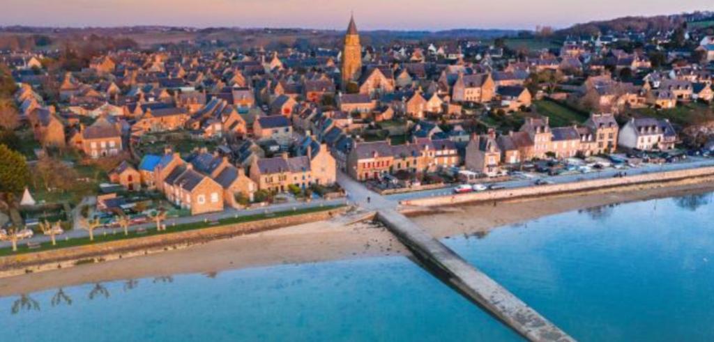 - une vue aérienne sur la plage dans l'établissement Maison entière, dans village bord de mer, typique & classé, à Saint-Suliac