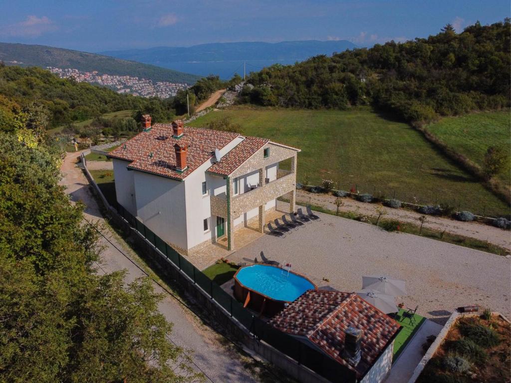una vista aérea de una casa con piscina en Holiday Home Veronica en Labin