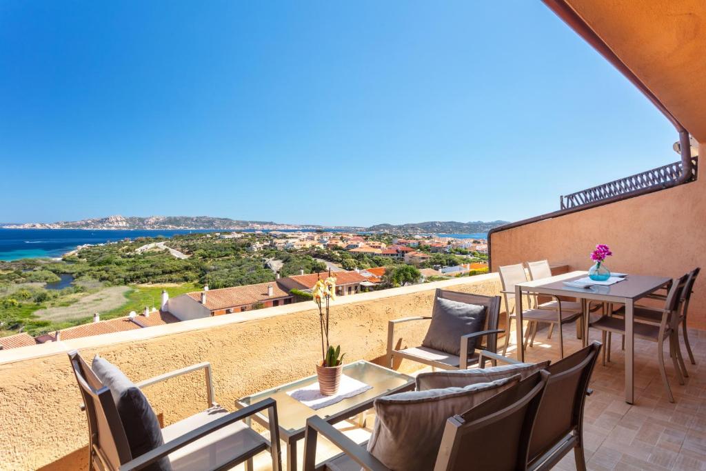 balkon ze stołem i krzesłami oraz widokiem w obiekcie Horizon w mieście Palau