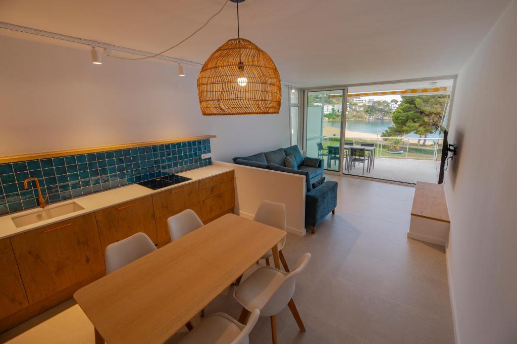 a kitchen and living room with a table and chairs at Apartamento Almadraba in Roses