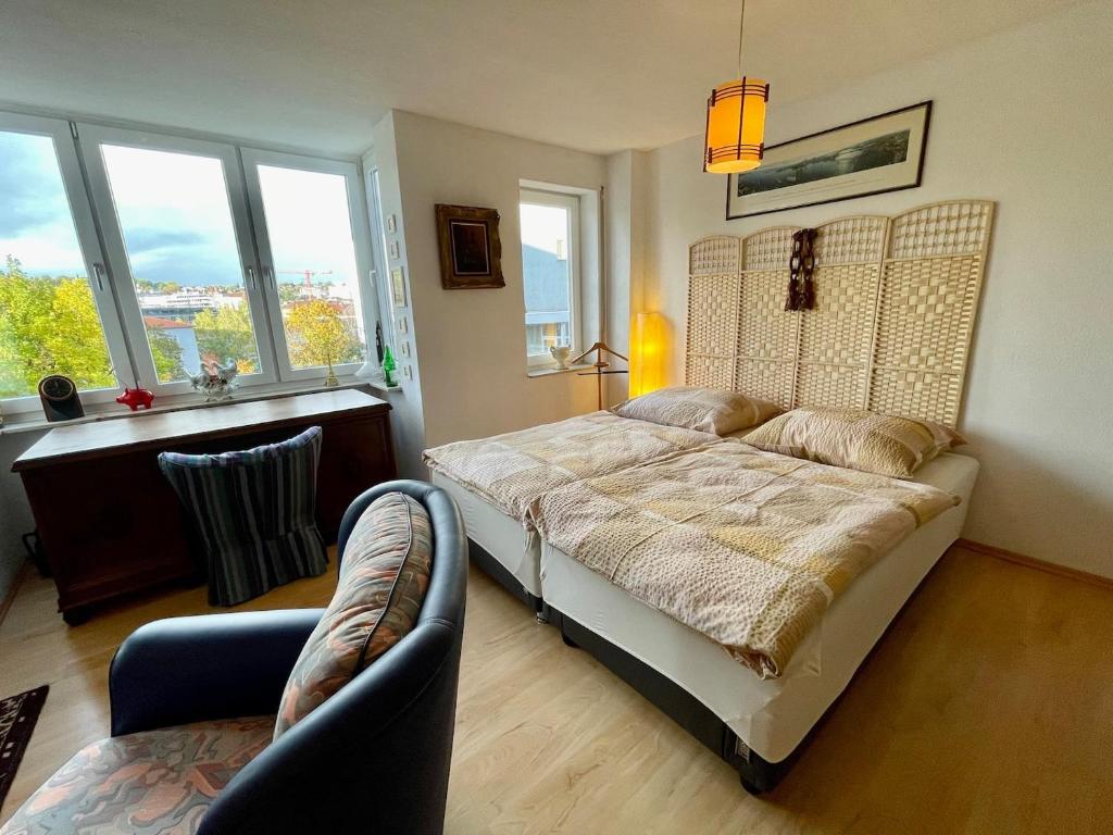 Postel nebo postele na pokoji v ubytování Wunderschönes Apartment im Zentrum Goldstadt Pforzheim
