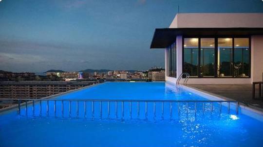Bazén v ubytování Riverside Opulent Nights at Sky Hotel nebo v jeho okolí