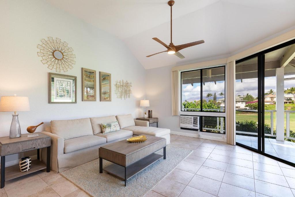 una sala de estar con un sofá y una mesa en Grand Champions 160, en Wailea