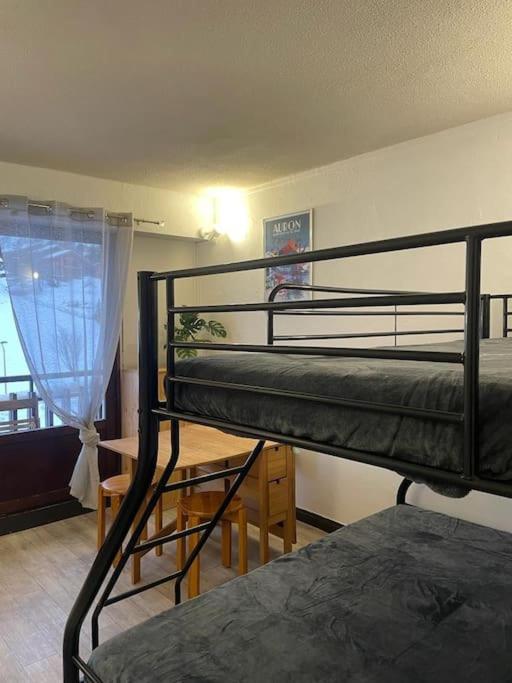 deux lits superposés dans une chambre avec fenêtre dans l'établissement STUDIO AURON, à Auron