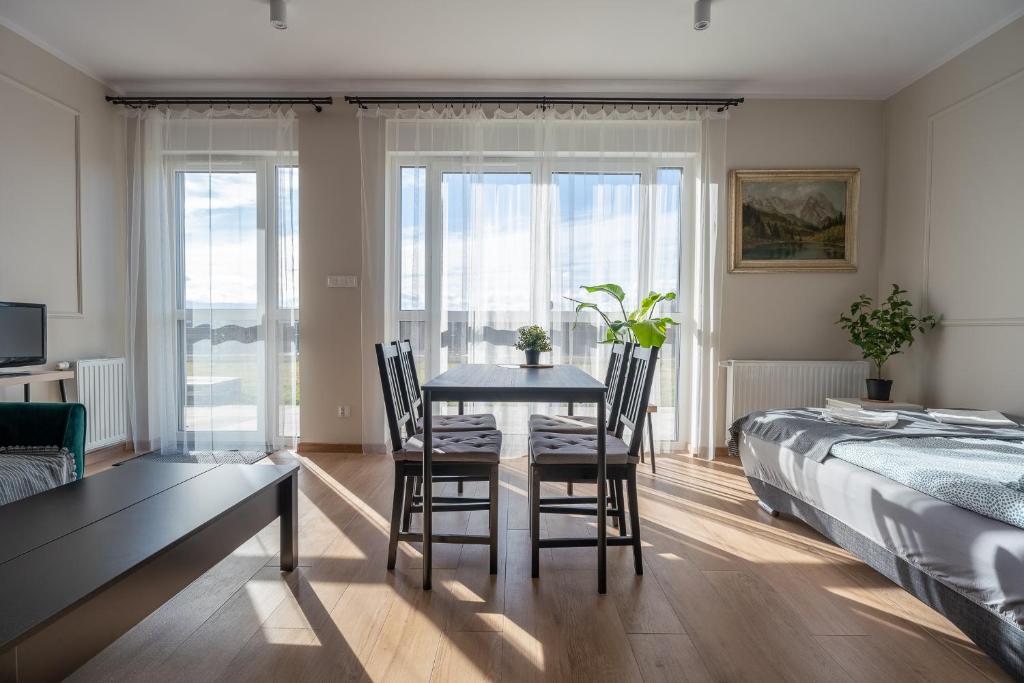 Ένα ή περισσότερα κρεβάτια σε δωμάτιο στο 71m2 Apartament Superior na Letniej z Tarasem, Ogródkiem i Widokiem na Góry - Kłodzko - Przyjaciół Ziemi Kłodzkiej