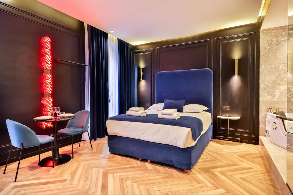 - une chambre avec un lit bleu, une table et des chaises dans l'établissement Wonderful private room - 2P - Châtelet, à Paris