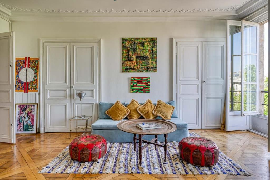un salon avec un canapé et une table dans l'établissement Appartement Saint Louis Luxury, à Paris