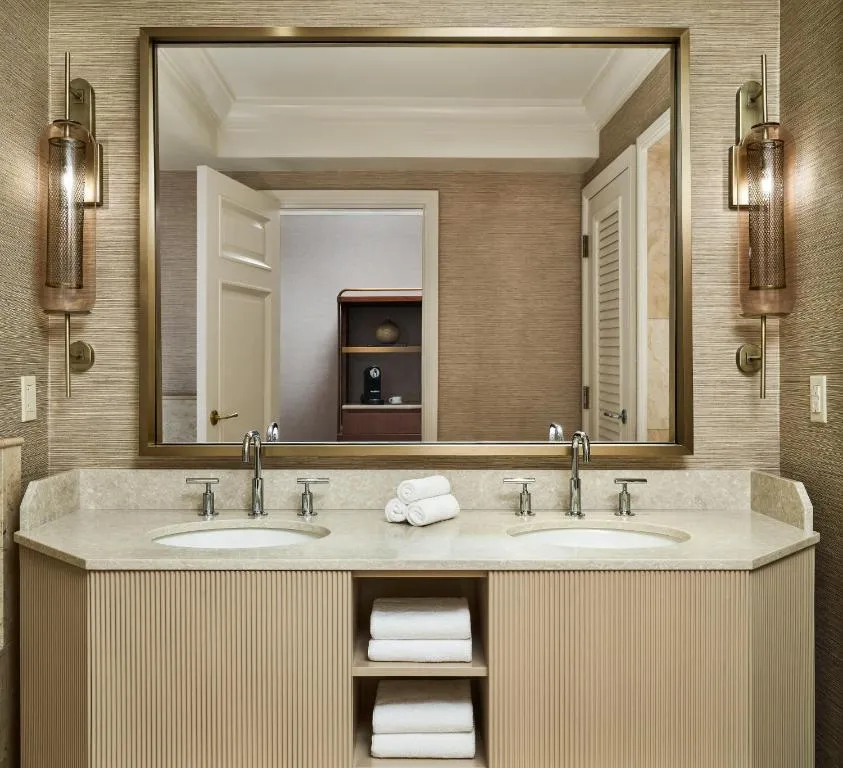 Queen Room with City View and Tub - Mobility and Hearing Accessible