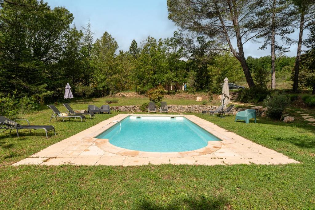 ein Swimmingpool mitten in einem Hof in der Unterkunft Maison Marvic, Studio dans les pins in Apt