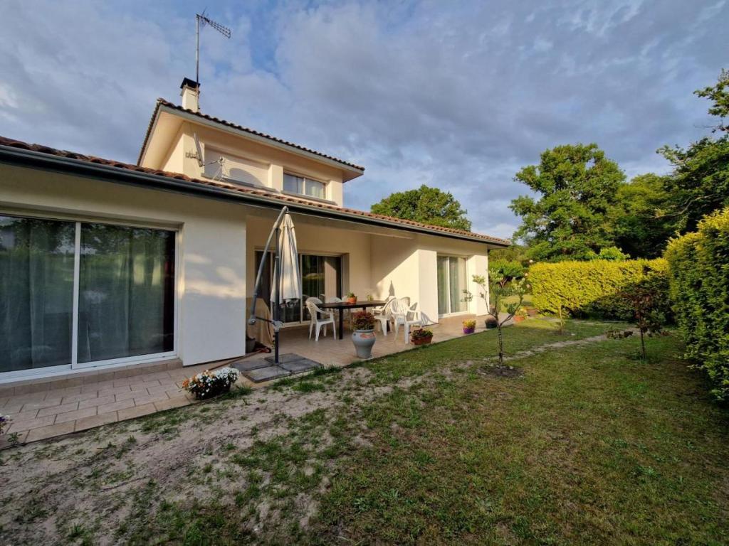 Το κτήριο όπου στεγάζεται  η παραθεριστική κατοικία